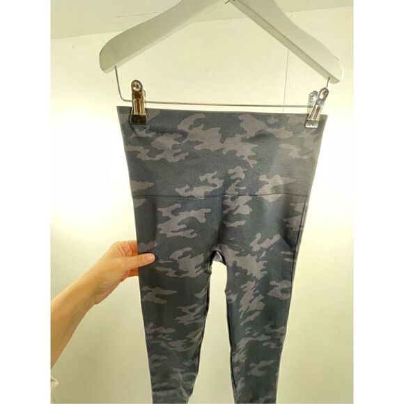 Spanx NWT Look at me Now Black Camo Leggings Size M - Picture 4 of 10
